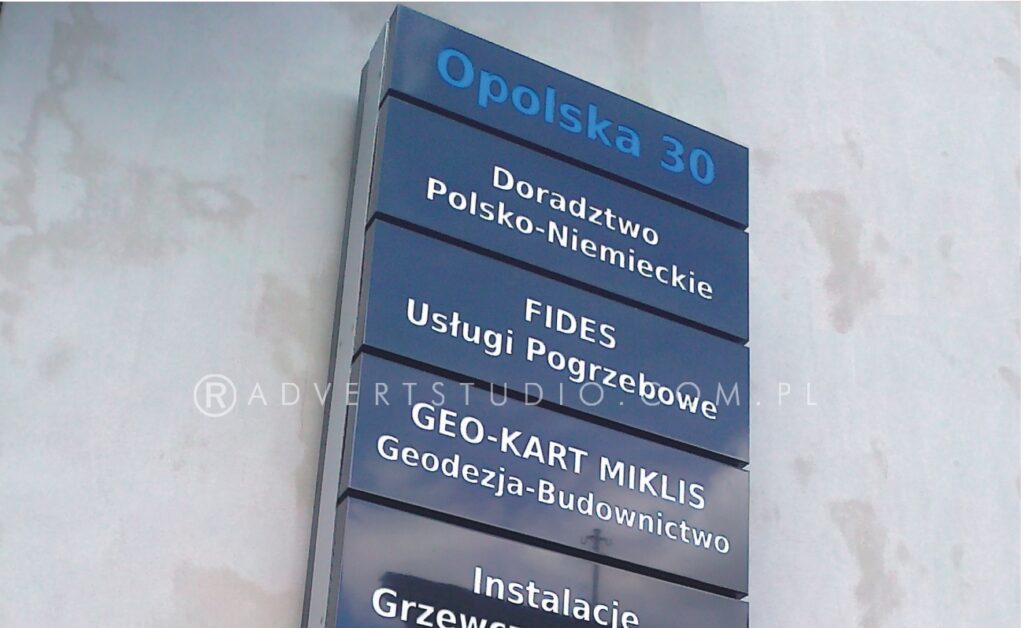 pylon OPOLSKA 30 przed biurowiec -advert reklama Opole