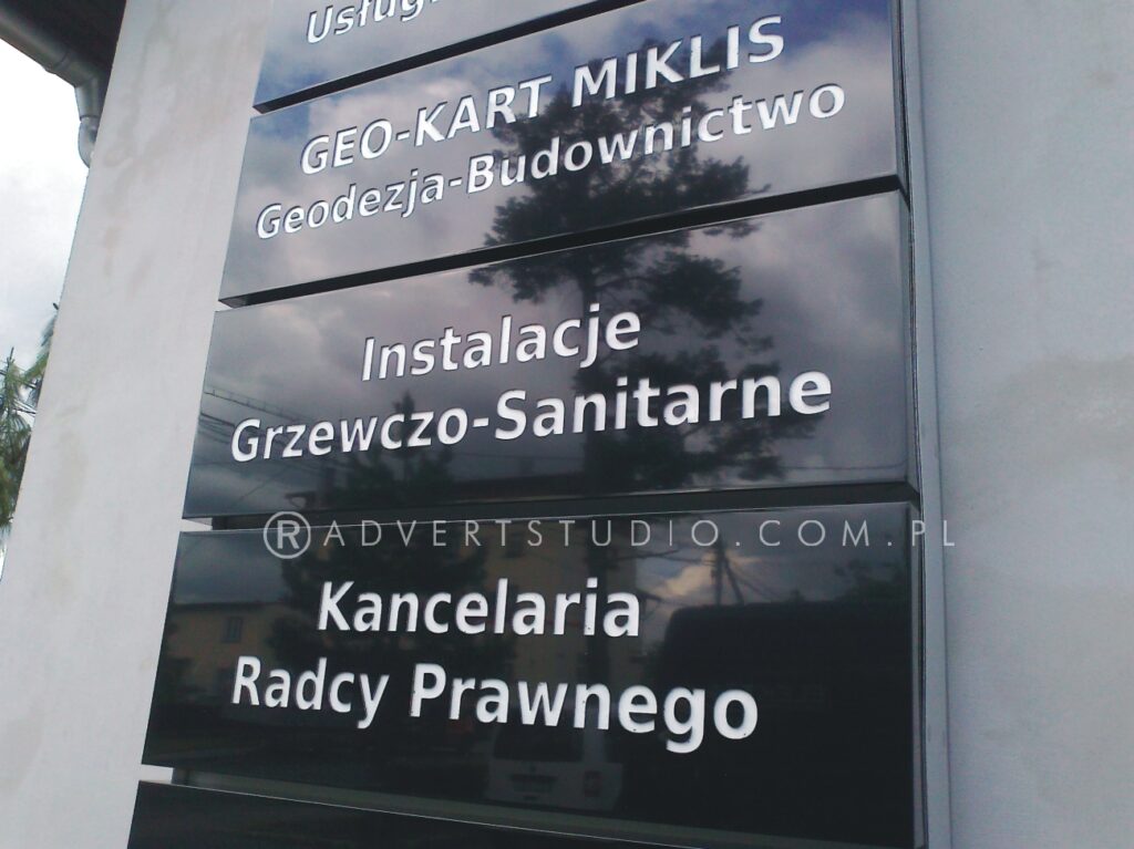 pylon wielo segmentowy z wymiennymi panelami -advert producent pylonow Opole