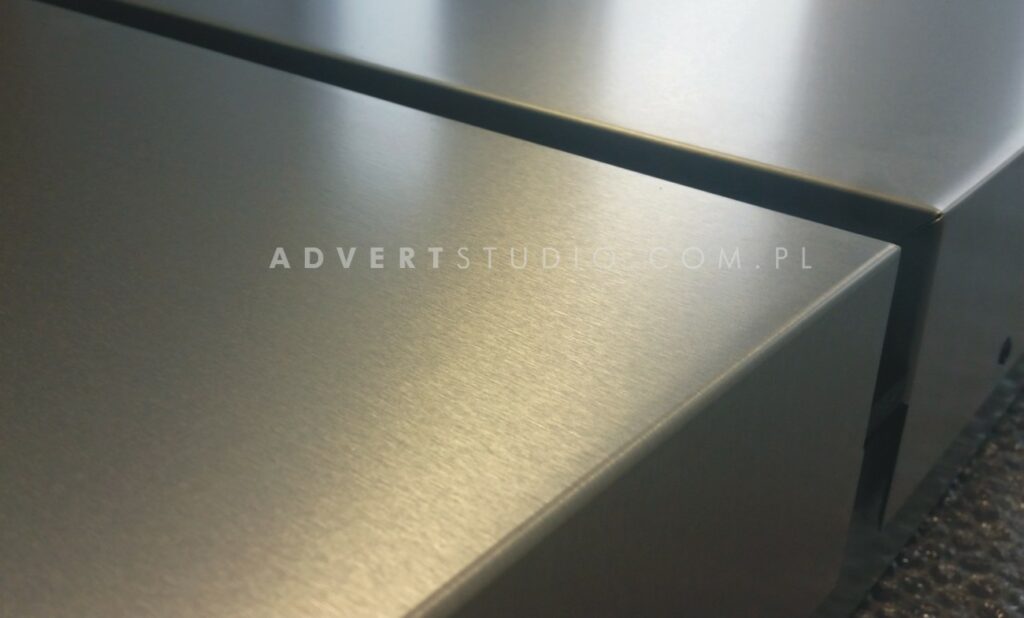 szczotkowane aluminium poszycie pylony -advert reklama