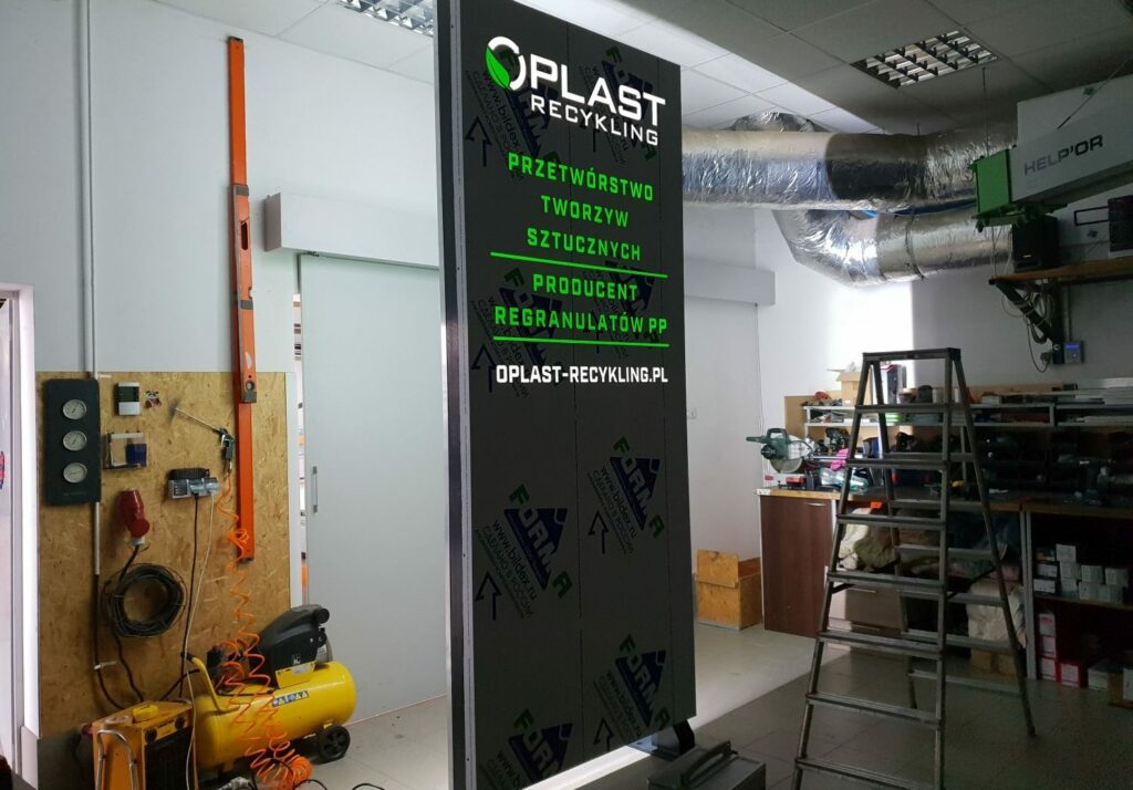 pylon reklamowy na wysyłkę Oplast